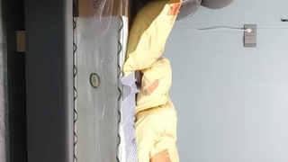 少女继妹在浴室里给我惊喜