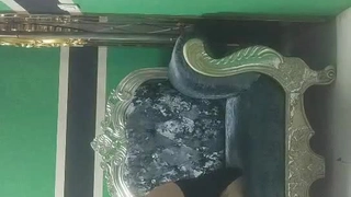 大学生在沙发上尝试群交