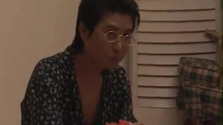 年轻夫妇从后面热辣地做爱