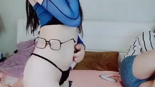 小哥双飞两个极品骚女，跟骚逼一起用道具玩弄姐妹骚穴，舔逼玩弄揉奶子，多体位爆草抽插，让骚逼舔鸡巴淫水第01集