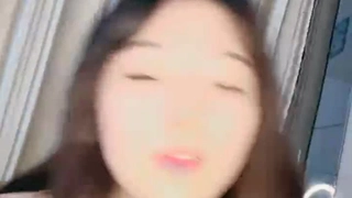 小巧的少女深喉技巧在派对上给人留下深刻印象