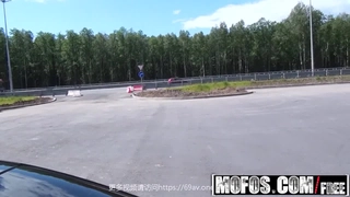 熟睡的妹妹该对她做点什么？当然是操爆她