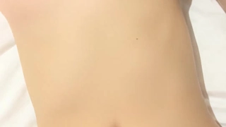 年轻的业余爱好者Molly展示她紧绷的身体和大屁股