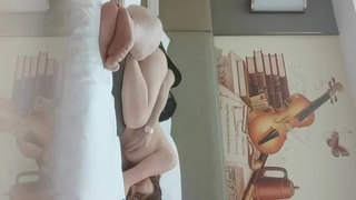 Instagram 婊子想尝试一个巨大的公鸡 - Meg Vicious