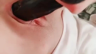 老夫妇在镜头前享受与年轻少女的肛交